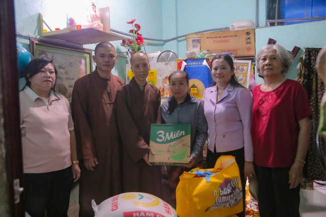 Giving gifts in the Ullambana season in the pagoda charity activities