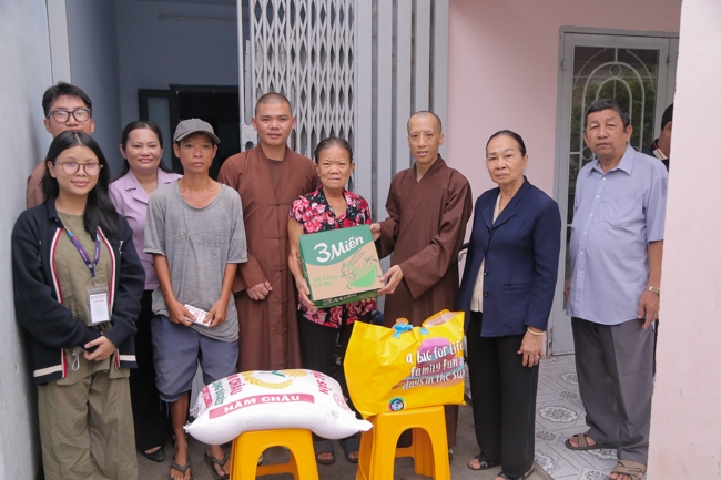 Giving gifts in the Ullambana season in the pagoda charity activities