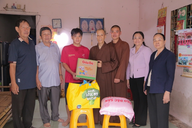 Giving gifts in the Ullambana season in the pagoda charity activities