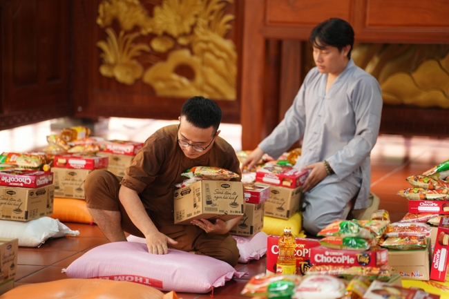 Giving gifts in the Ullambana season in the pagoda charity activities