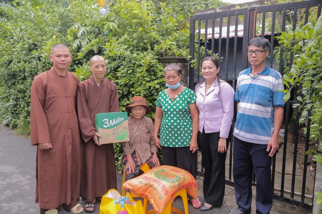 Giving gifts in the Ullambana season in the pagoda charity activities
