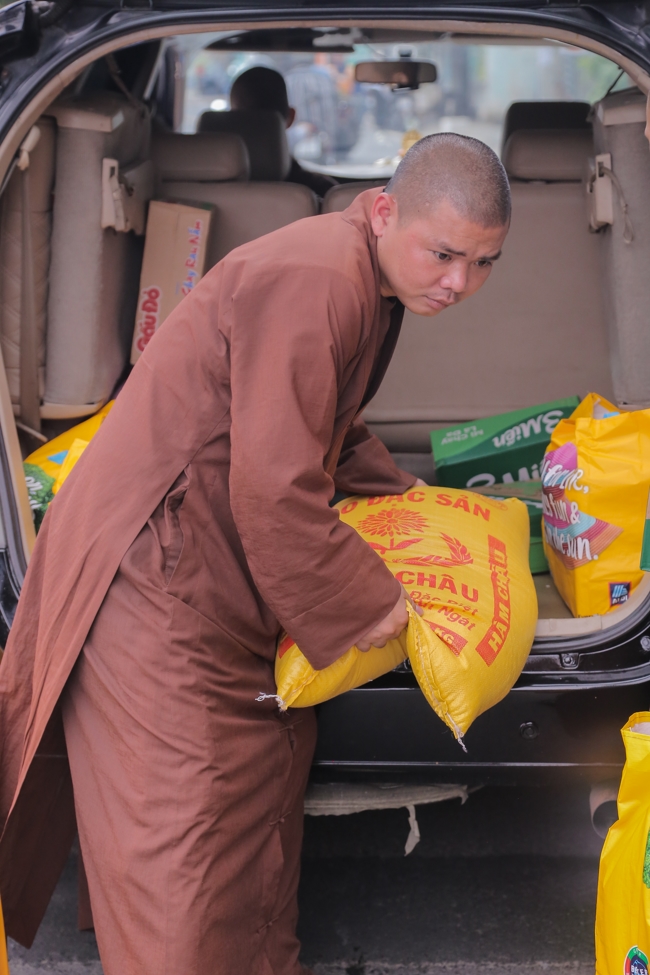 Giving gifts in the Ullambana season in the pagoda charity activities
