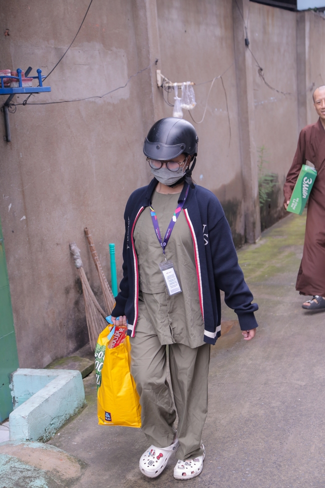 Giving gifts in the Ullambana season in the pagoda charity activities