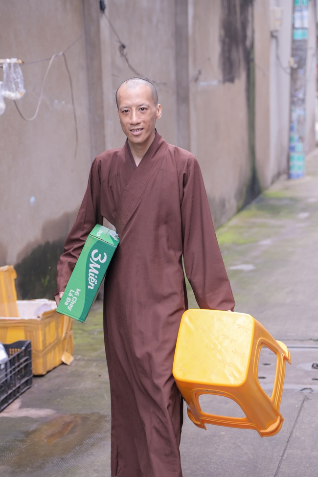 Giving gifts in the Ullambana season in the pagoda charity activities