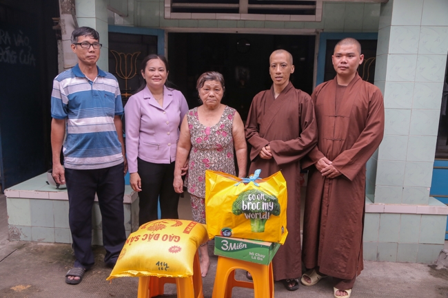 Giving gifts in the Ullambana season in the pagoda charity activities