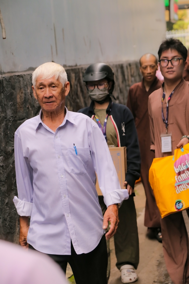 Giving gifts in the Ullambana season in the pagoda charity activities