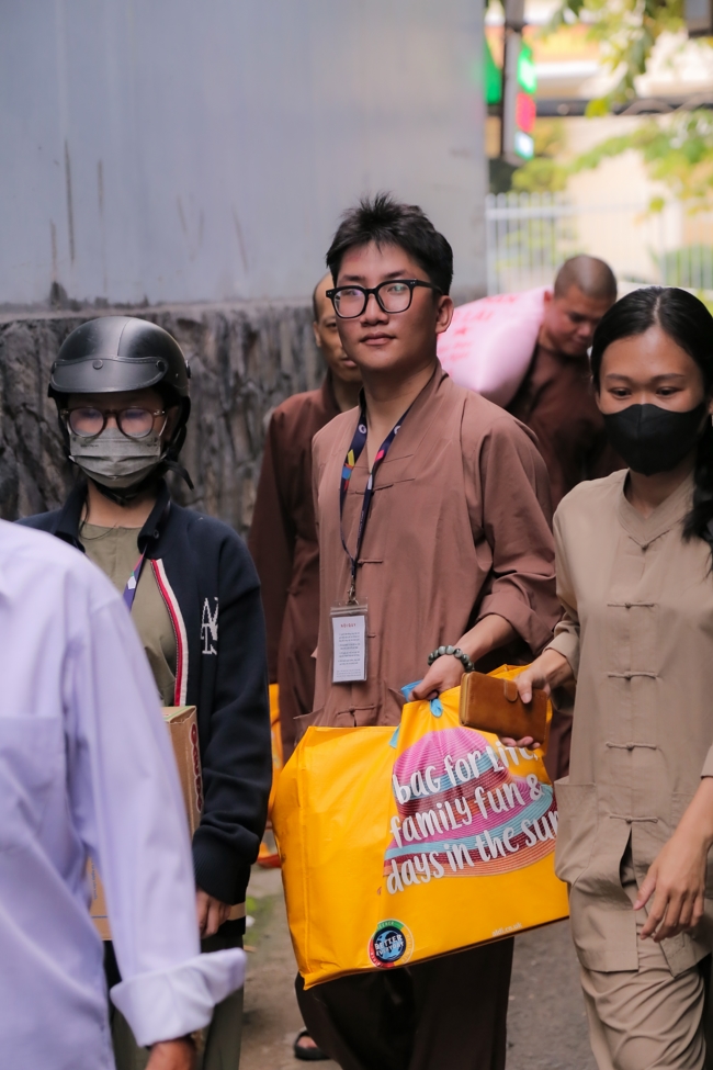 Giving gifts in the Ullambana season in the pagoda charity activities