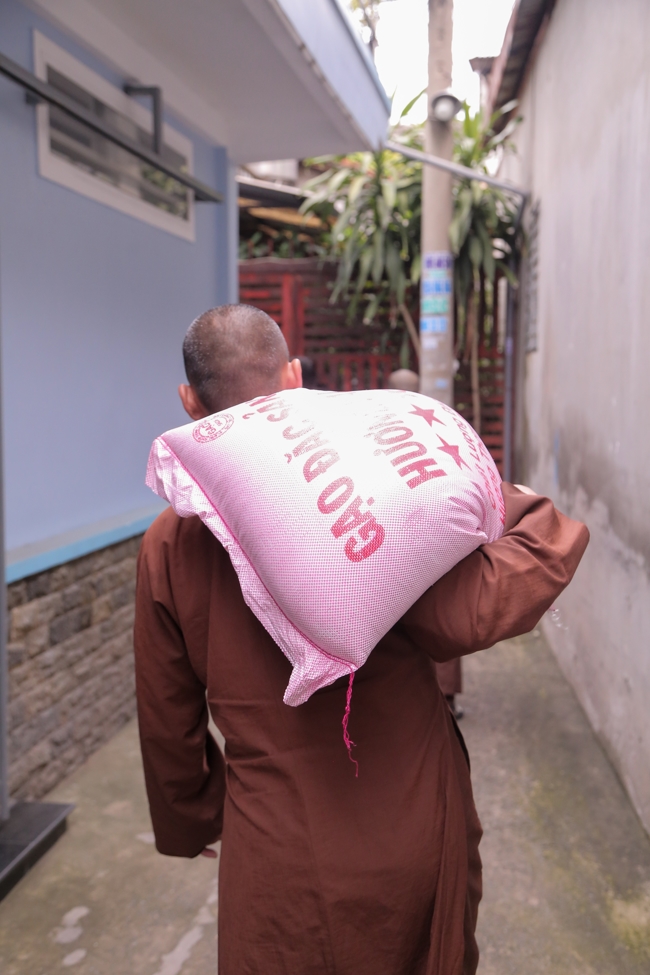 Giving gifts in the Ullambana season in the pagoda charity activities