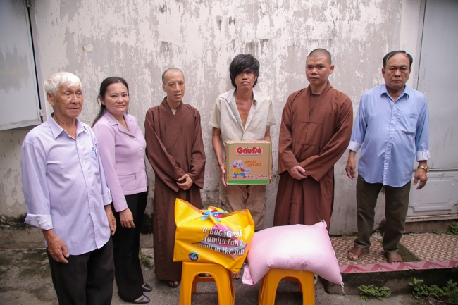 Giving gifts in the Ullambana season in the pagoda charity activities