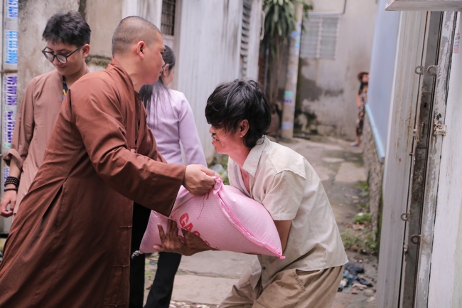Giving gifts in the Ullambana season in the pagoda charity activities