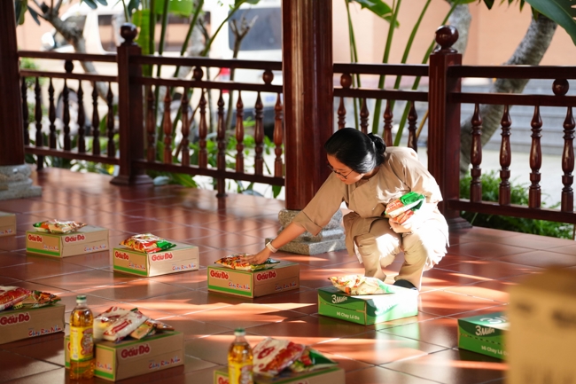 Giving gifts in the Ullambana season in the pagoda charity activities