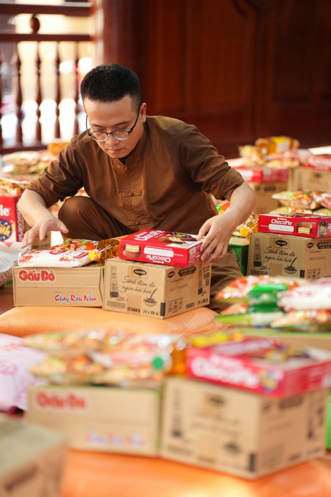 Giving gifts in the Ullambana season in the pagoda charity activities