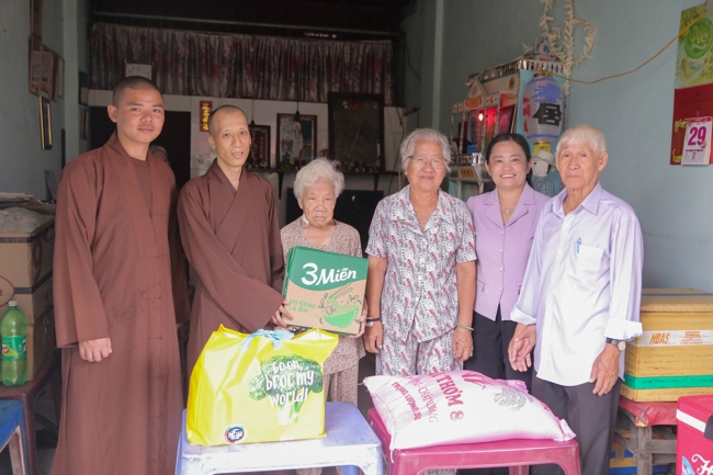 Giving gifts in the Ullambana season in the pagoda charity activities