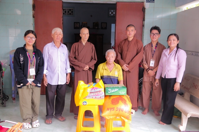 Giving gifts in the Ullambana season in the pagoda charity activities