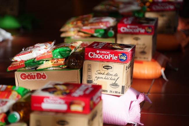 Giving gifts in the Ullambana season in the pagoda charity activities