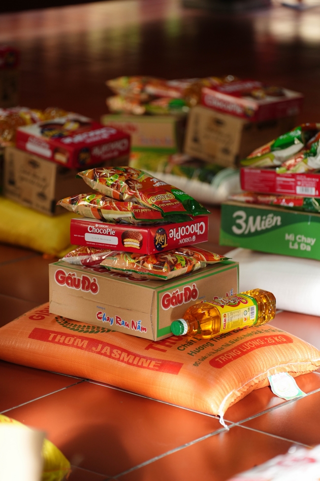 Giving gifts in the Ullambana season in the pagoda charity activities