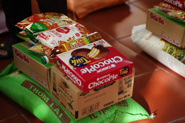 Giving gifts in the Ullambana season in the pagoda charity activities