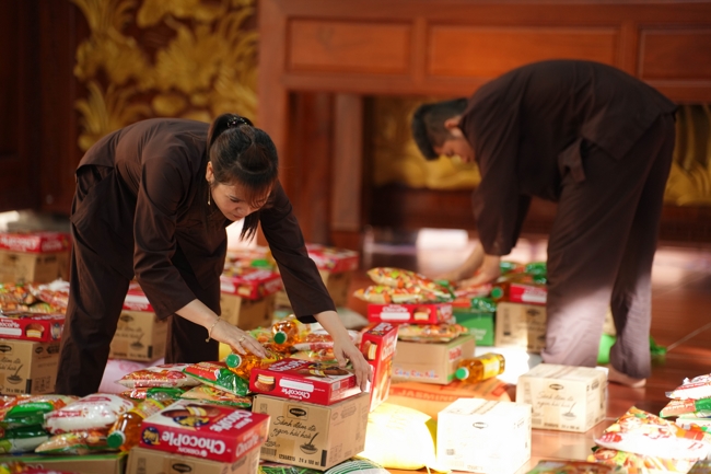 Giving gifts in the Ullambana season in the pagoda charity activities