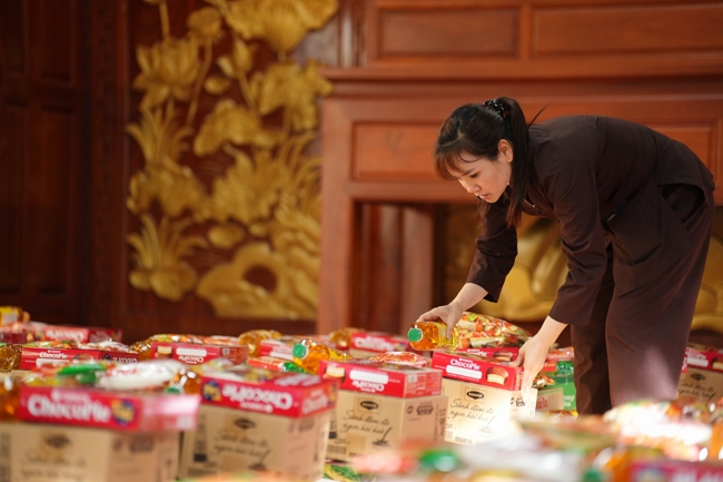 Giving gifts in the Ullambana season in the pagoda charity activities