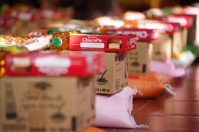 Giving gifts in the Ullambana season in the pagoda charity activities