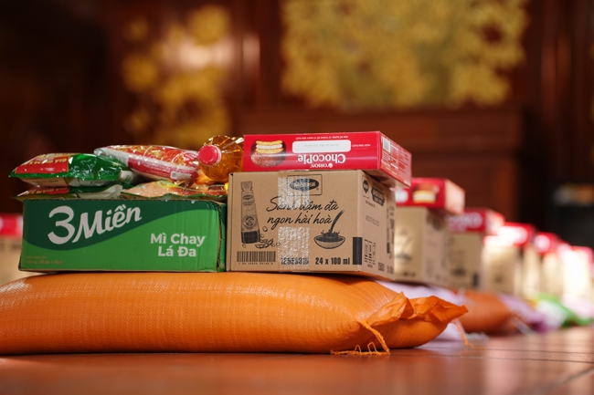 Giving gifts in the Ullambana season in the pagoda charity activities