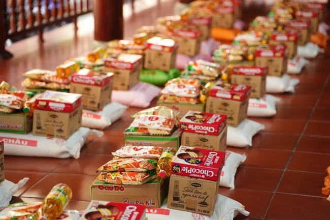 Giving gifts in the Ullambana season in the pagoda charity activities