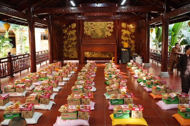 Giving gifts in the Ullambana season in the pagoda charity activities
