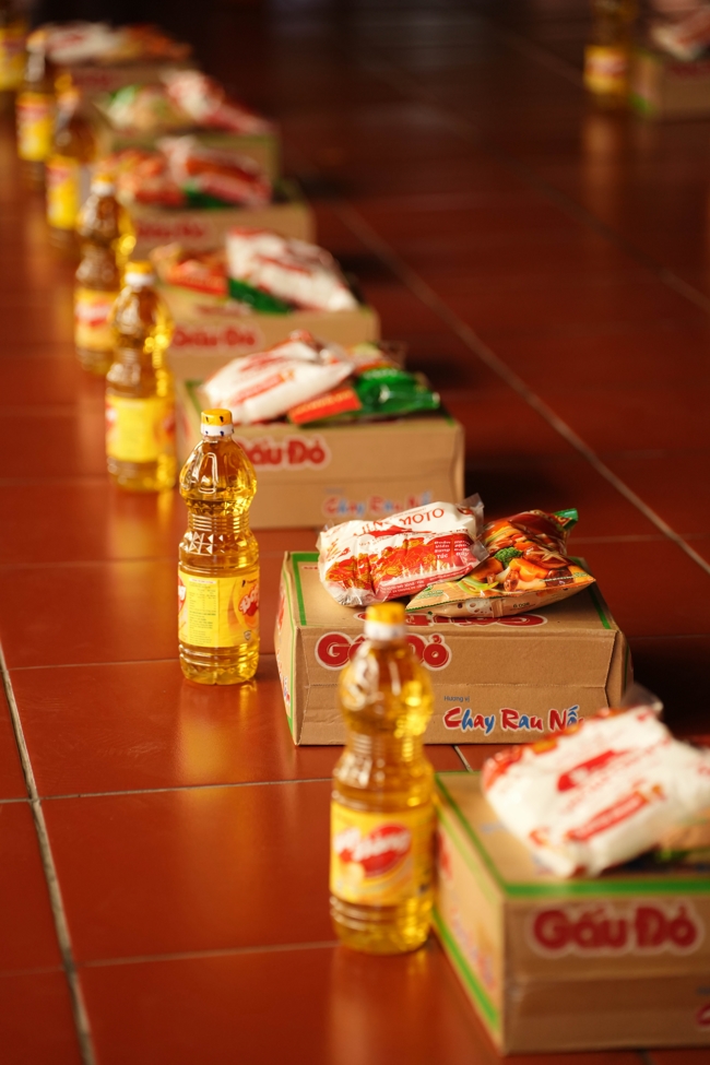 Giving gifts in the Ullambana season in the pagoda charity activities