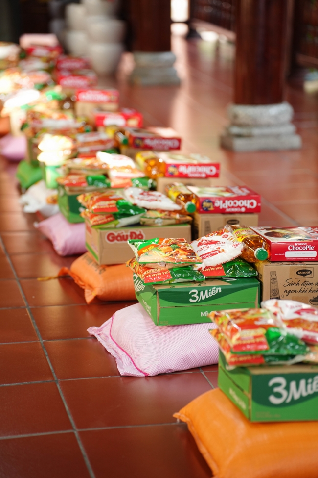 Giving gifts in the Ullambana season in the pagoda charity activities