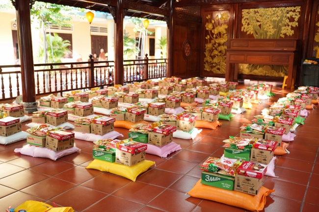 Giving gifts in the Ullambana season in the pagoda charity activities