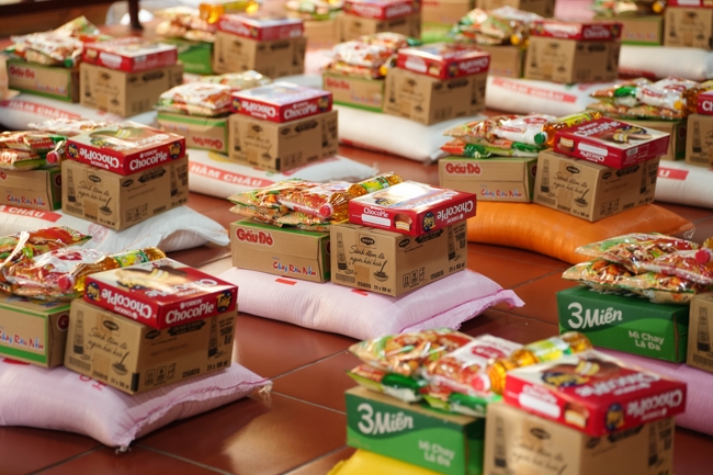 Giving gifts in the Ullambana season in the pagoda charity activities