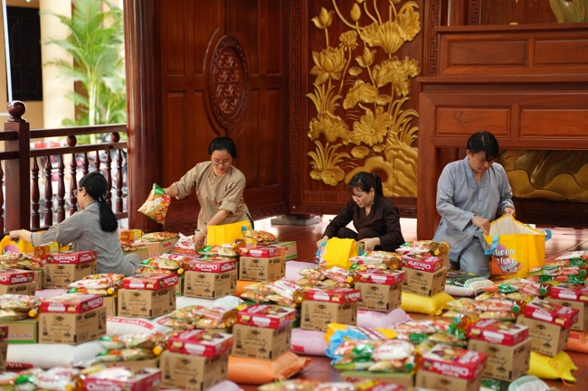 Giving gifts in the Ullambana season in the pagoda charity activities