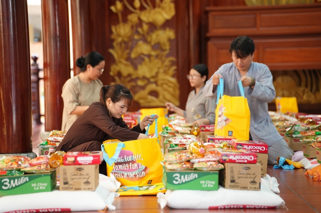 Giving gifts in the Ullambana season in the pagoda charity activities