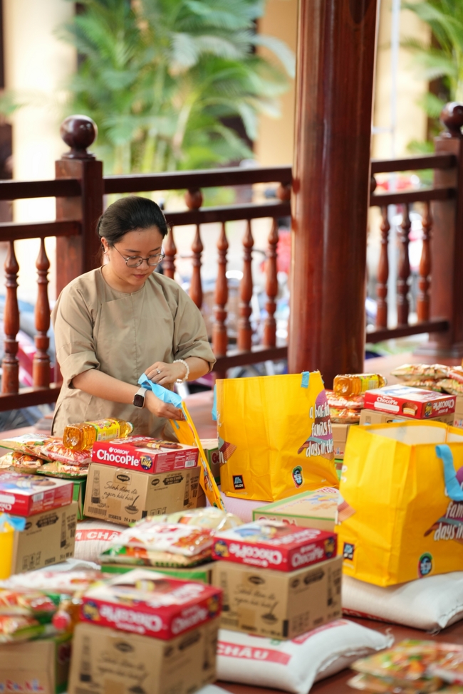 Giving gifts in the Ullambana season in the pagoda charity activities