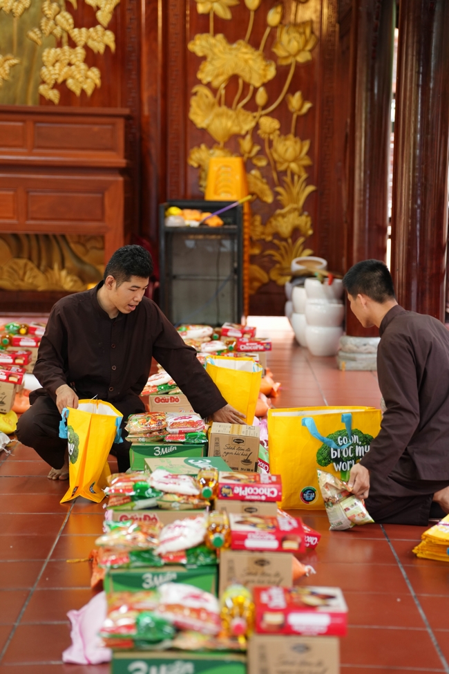 Giving gifts in the Ullambana season in the pagoda charity activities