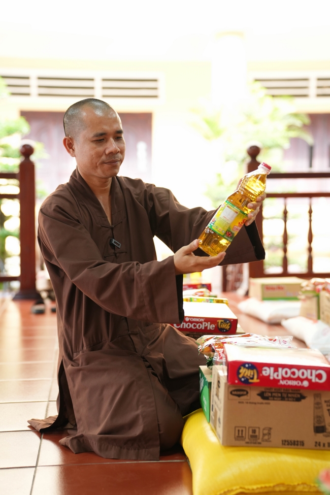 Giving gifts in the Ullambana season in the pagoda charity activities