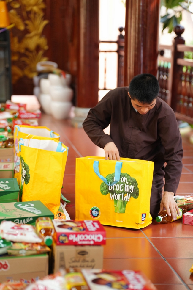 Giving gifts in the Ullambana season in the pagoda charity activities