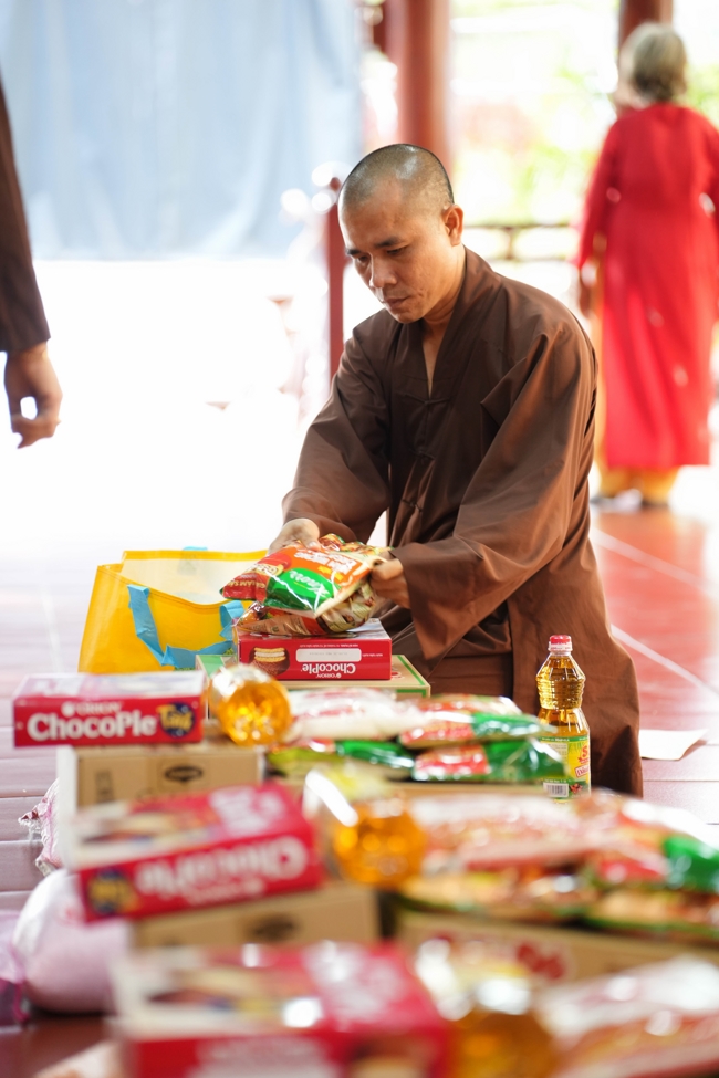 Giving gifts in the Ullambana season in the pagoda charity activities