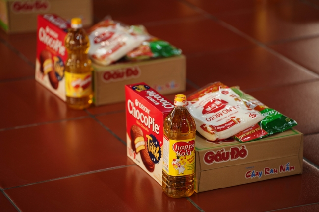 Giving gifts in the Ullambana season in the pagoda charity activities