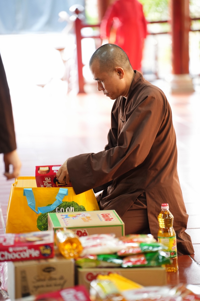 Giving gifts in the Ullambana season in the pagoda charity activities