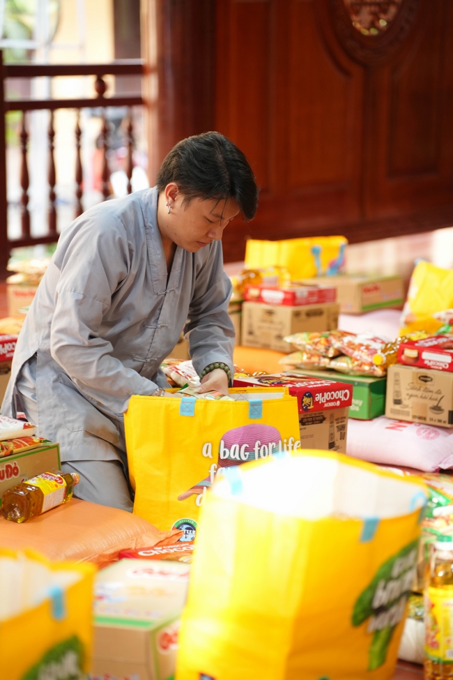 Giving gifts in the Ullambana season in the pagoda charity activities