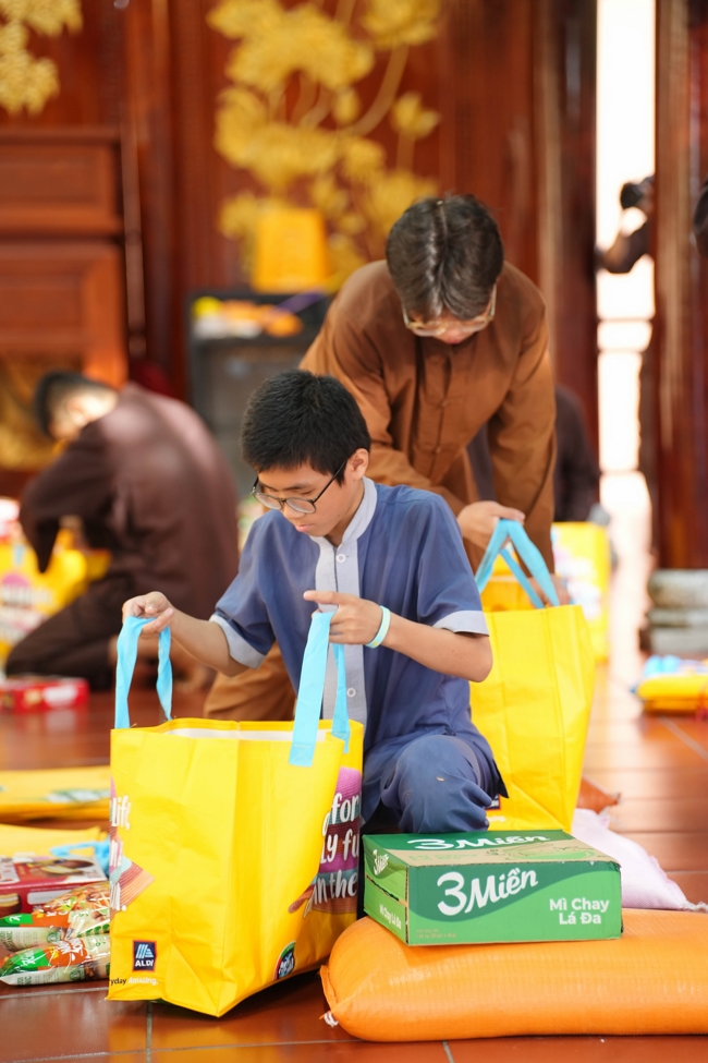 Giving gifts in the Ullambana season in the pagoda charity activities