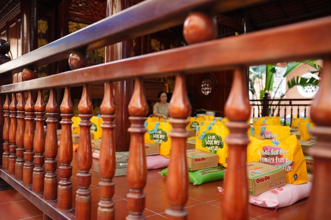 Giving gifts in the Ullambana season in the pagoda charity activities