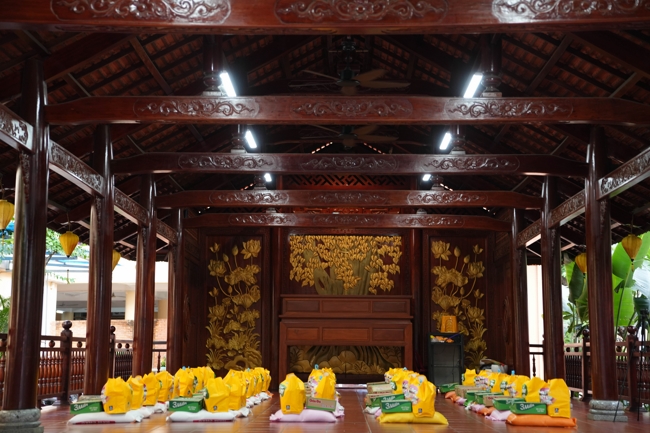 Giving gifts in the Ullambana season in the pagoda charity activities