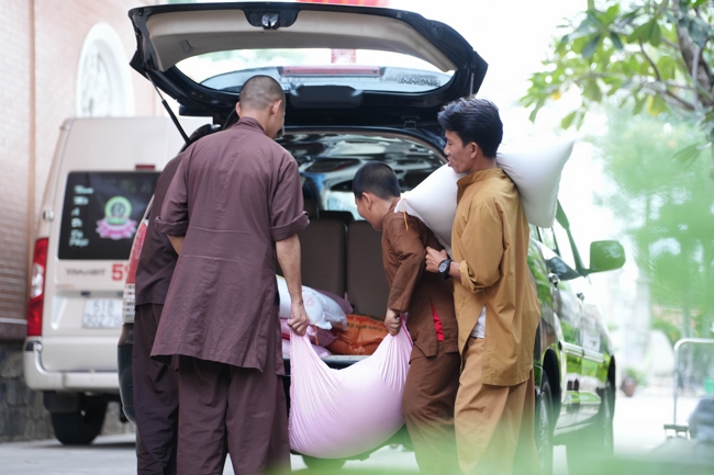 Giving gifts in the Ullambana season in the pagoda charity activities