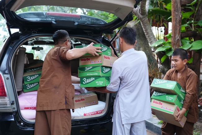 Giving gifts in the Ullambana season in the pagoda charity activities