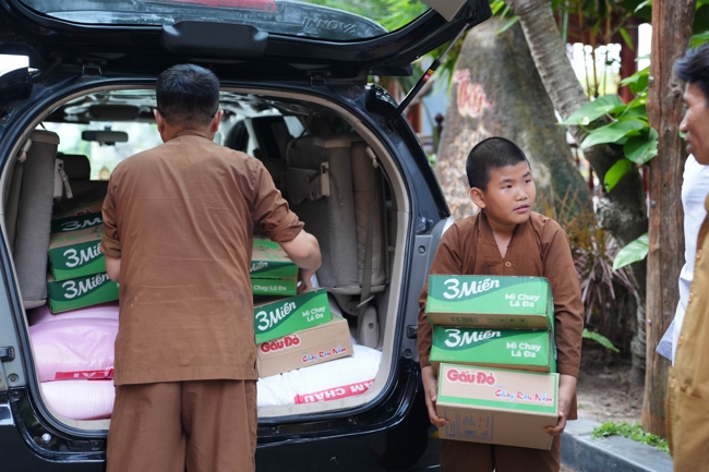 Giving gifts in the Ullambana season in the pagoda charity activities