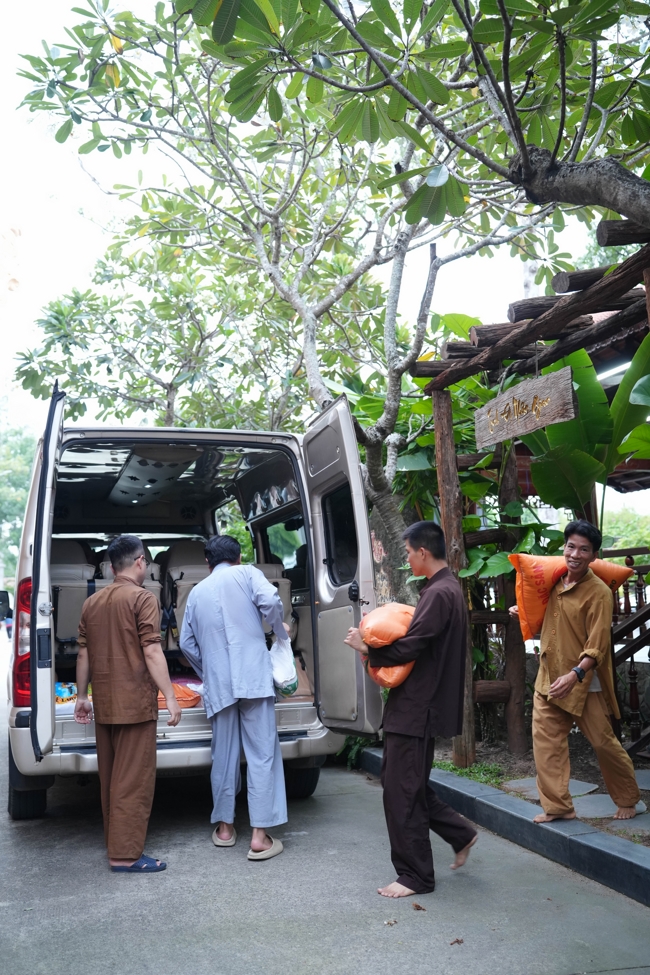 Giving gifts in the Ullambana season in the pagoda charity activities