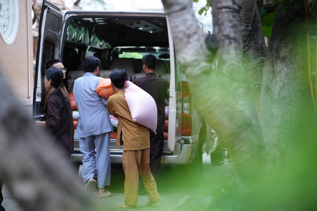 Giving gifts in the Ullambana season in the pagoda charity activities