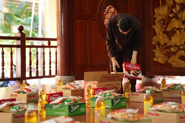 Giving gifts in the Ullambana season in the pagoda charity activities